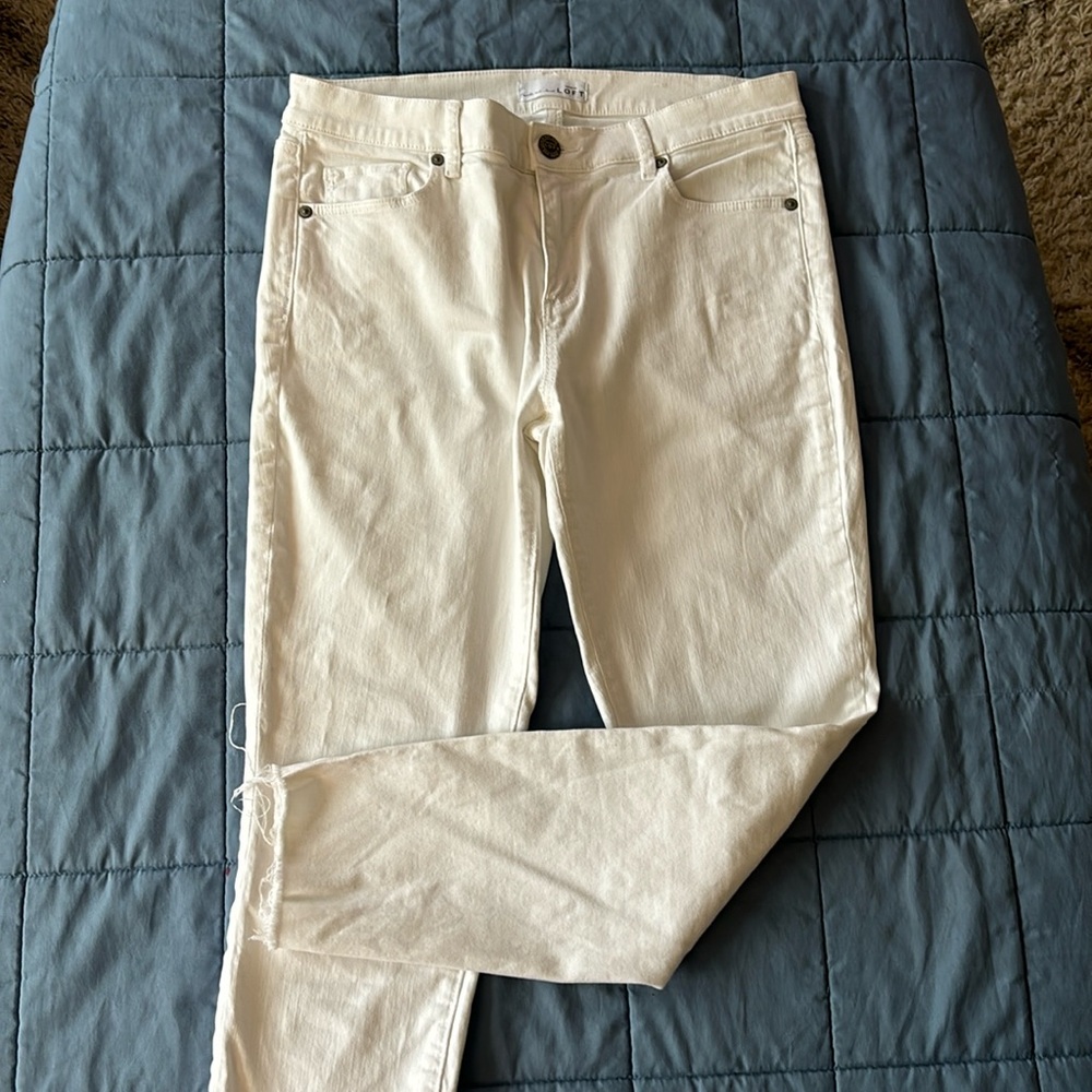 Modern skinny ankle jeans with frayed hem
